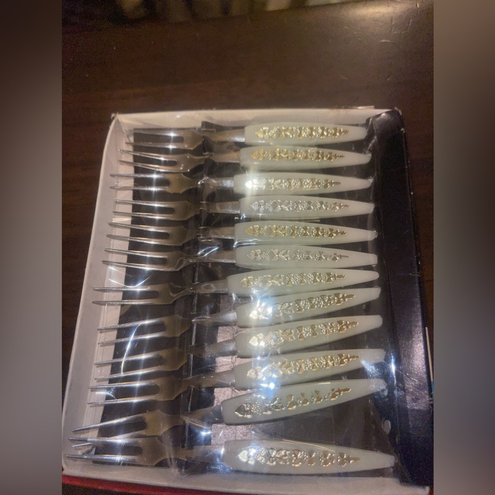Unique Vintage Appetizer Forks and Cheese/Butter Knives Set. MINT STILL IN BOX. - Picture 3 of 6